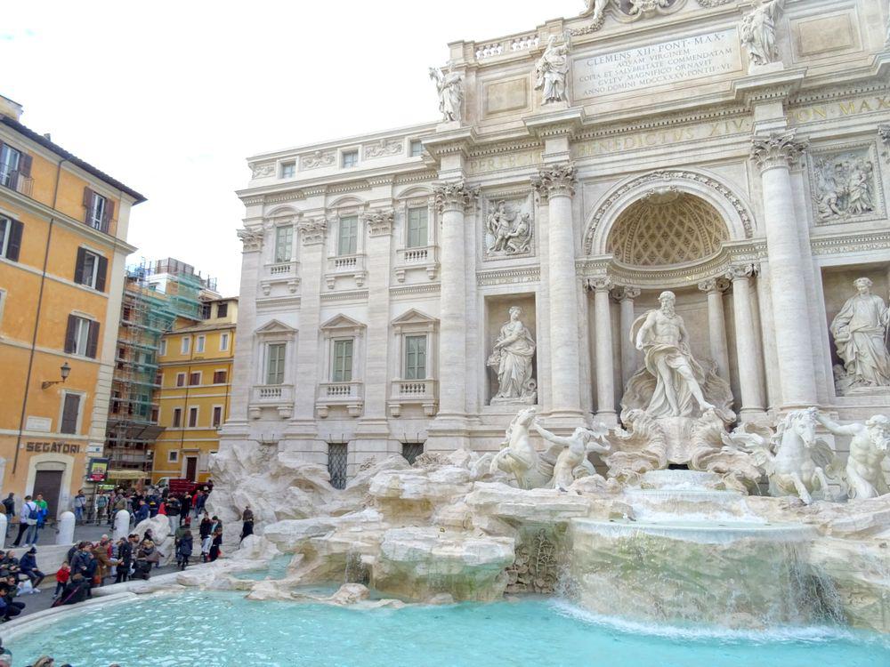 トレヴィの泉へのコイン投げ 25739015744 の写真・イラスト素材アマナイメージズ