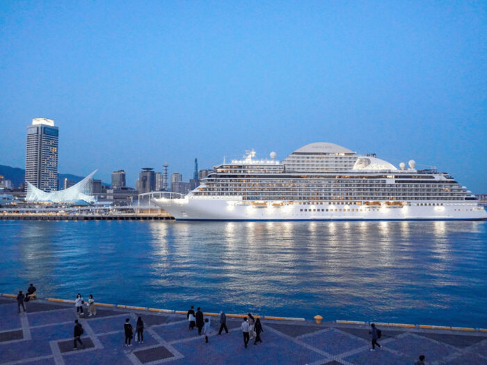 入港客船の案内神戸港について一般財団法人 神戸観光局 港湾振興部 PORT OF