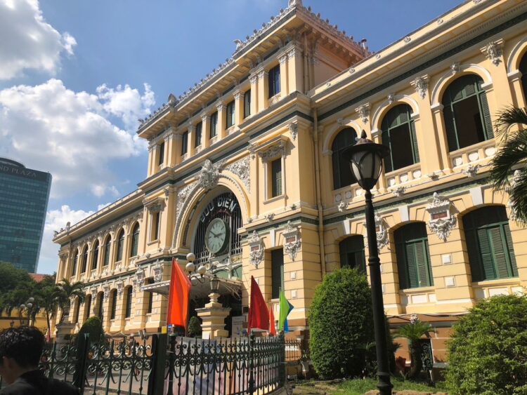 ホーチミン：中央郵便局の夜間ライトアップを開始観光- VIETJOベトナムニュース