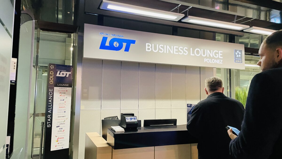 プライオリティパス使って、ワルシャワ ショパン空港 ターミナルAのラウンジ PreludiumLoungeでタダ飯。ブリタのウォーターサーバー初めて見た。シャワーもあるよ。 -