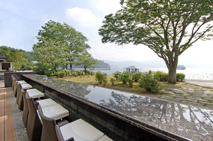 レイクビューの足湯カフェも♪4つの空間で楽しめる、芦ノ湖畔の人気店「ベーカリー&テーブル 箱根」ことりっぷ