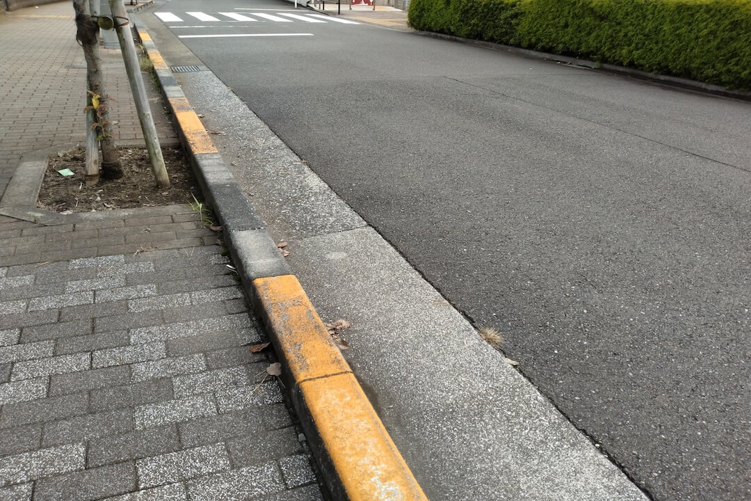 道路脇の埴樹帯ハナマサ・塗床の泉工業株式会社 公式ホームページ