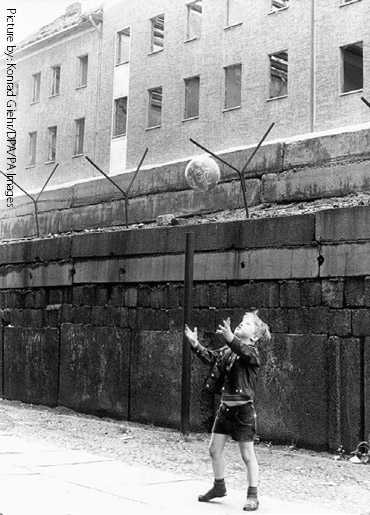 ベルリンに壁が築かれた理由とは？ Why was the