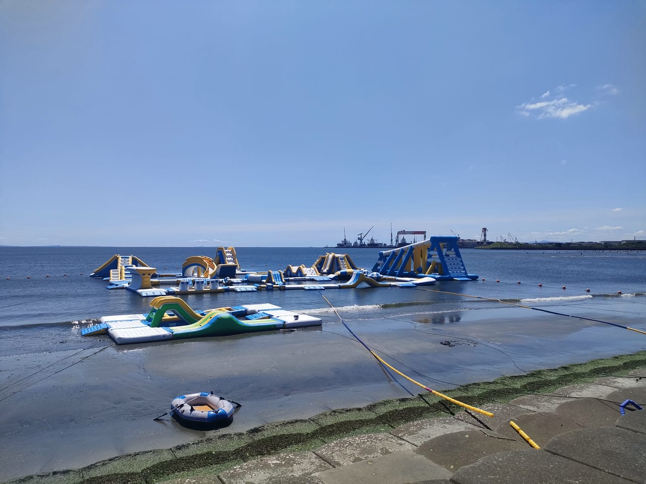 津の御殿場海岸に海上アスレチック 浮かぶ遊具５０種、８日オープン：中日新聞Web
