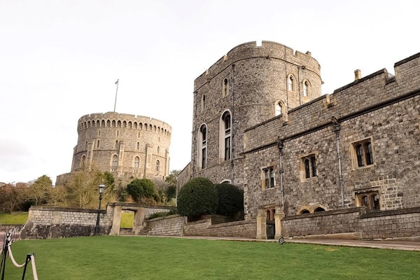 エリザベス女王きょう埋葬 亡き父のため私費で増築した礼拝堂で永遠の眠りに : 読売新聞