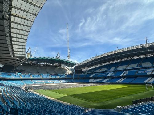 星空の下：エティハド・スタジアムの夜の魔法✨⚽壁紙 - PHONEKYから携帯端末にダウンロード