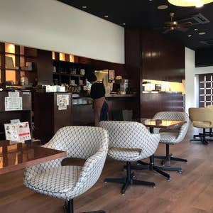 尼崎 木のぬくもりが溢れるイタリアンダイニングカフェ、Roccaややデカポメのショーン