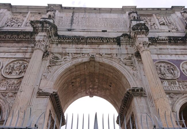 コロッセオの夜景ローマイタリアによるコンスタンティヌスの凱旋門Premium写真