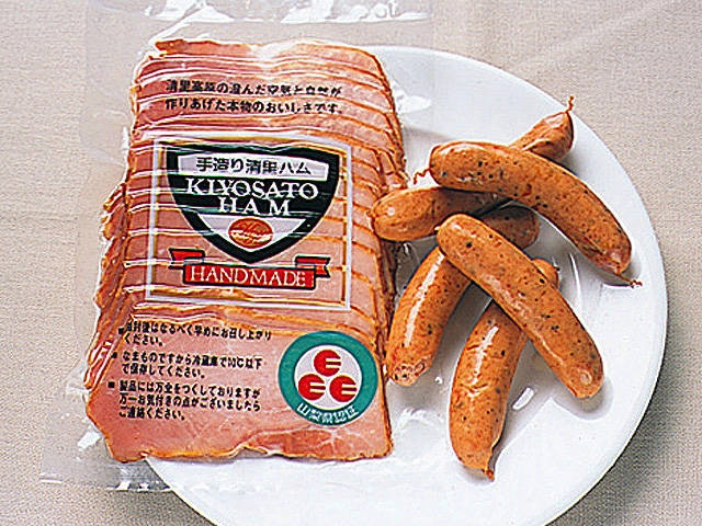 夏の清里旅行の思い出に、とっておきのお土産をどうぞ！🎁🌿 サンメドウズ清里では、涼しげなお土産や地元特産品を多数ご用意。大切な人への贈り物にもぴったりです。 ぜひ、お立ち寄りください。🗻✨ ｰ