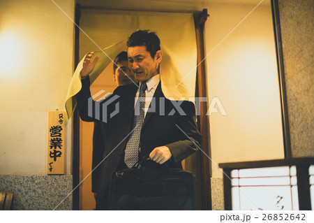 Amazon.co.jp: 歌川国芳画家の作品 - 暖簾をくぐる女 印刷されたポスター