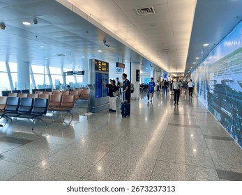 ハノイ・ノイバイ国際空港情報!! 到着ゲートまでの流れを紹介します。～世界の歩き方～It's a Small