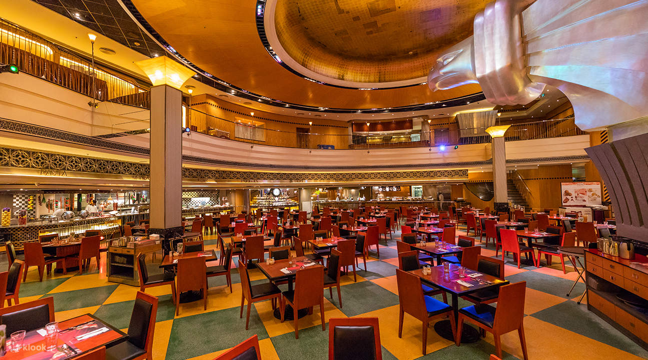 ベネチアンマカオ」は、マカオのコタイ地区にあるホテルです。 とても大きなホテルで、3,000室ある客室は全室スイートルーム、カジノは東京ドームが入るほど大きい、とスケールの大きさに驚きます。イタリアの水の都・ベニスの街を再現した、館内のショッピングモールは