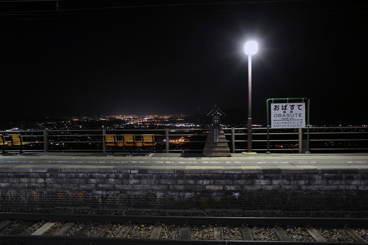 姨捨駅付近から望む長野市方向の夜景 10009044781 の写真・イラスト素材アマナイメージズ