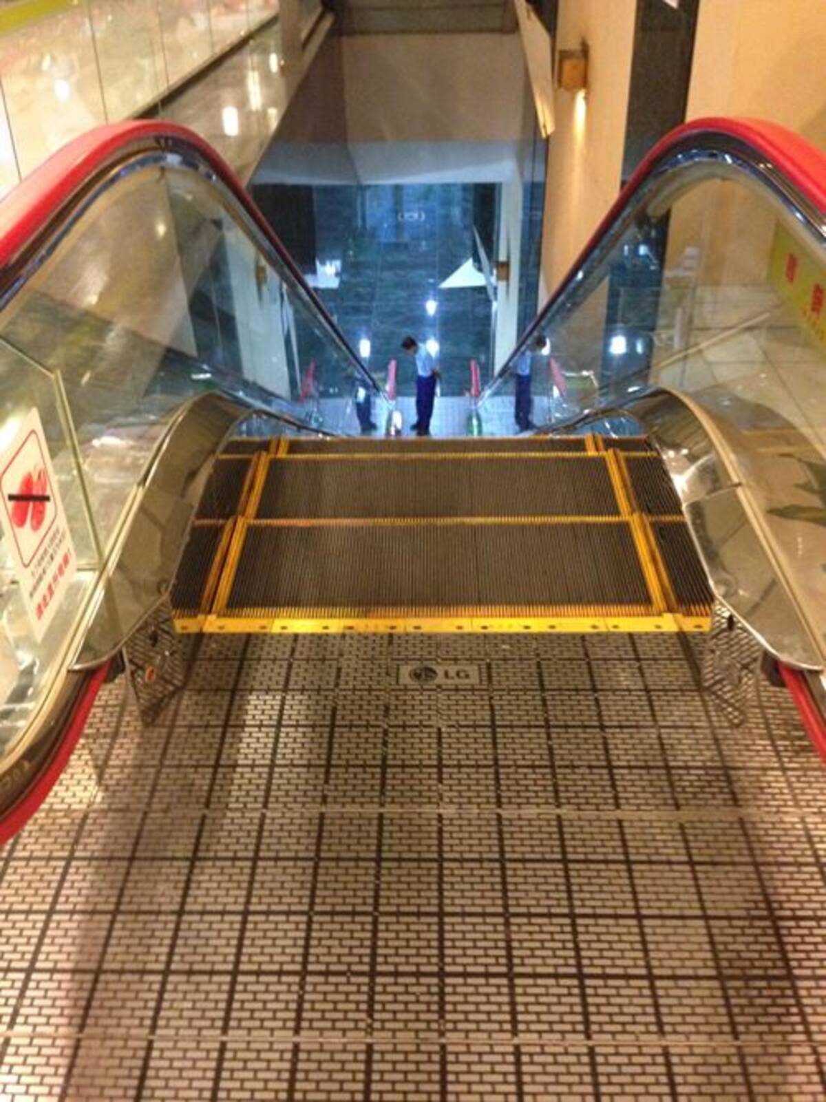 エスカレーター歩かないで 事故増、条例で定着なるか - 日本経済新聞