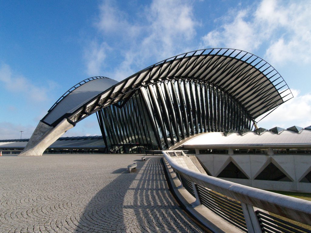 リスボン、ポルトガル-2018年8月5日。建築家サンティアゴカラトラバによって設計されたオリエンテ駅 Gare DoOriente