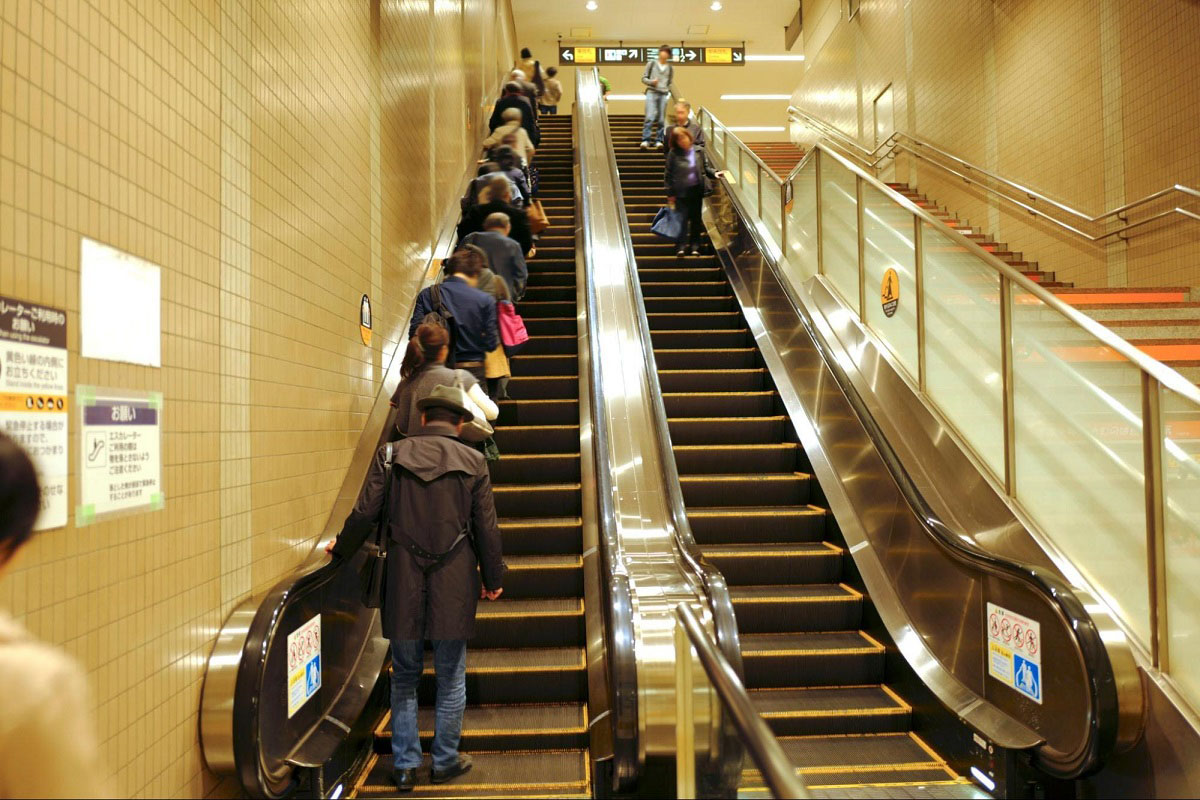 エスカレーターを歩くな」何が危険か、本当に知ってますか？ メーカーが直接啓発へ “情緒的な議論”にならないために乗りものニュース