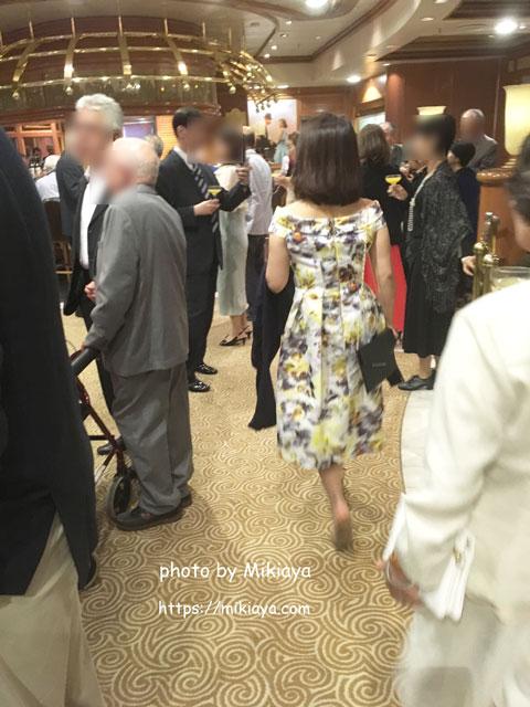 クルーズ客船ニュース - クィーン・エリザベスのフォーマルナイト、テーマは「仮面舞踏会」。仮面とドレス、タキシードがマッチして、とても優雅な雰囲気です。Facebook