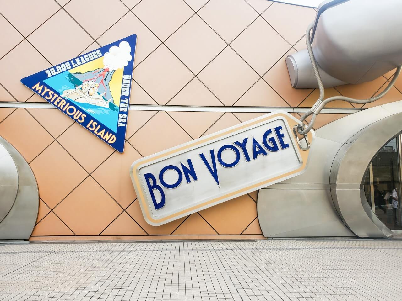 フック船長やクルエラもディズニーランドに遊びに来ていた?キャラクター達がアトラクションを楽しんでいる写真がある場所No Disney, NoLife