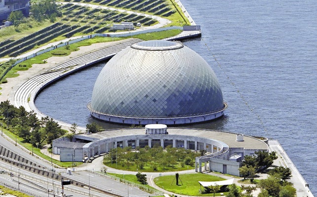 su.zu「なにわの海の時空館」は大阪市制100周年記念事業として2000年に約176億円もの巨額な費用をかけて建設されました。しかし、開館後も入場者数が伸び悩み、年間数億円の赤字を計上し続けました。閉館後も、施設の維持管理に年間数千万円の費用がかかり続け、「負の