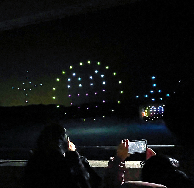 横浜の夜空に巨大なサンタ！ツリー！ コカ・コーラのクリスマスドローンショー 動画 Infoseekニュース