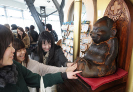 大阪市浪速区 通天閣のビリケンさんに夏の味を奉納、鳥取県からスイカ2玉が届けられました号外NET 大阪市浪速区・西成区