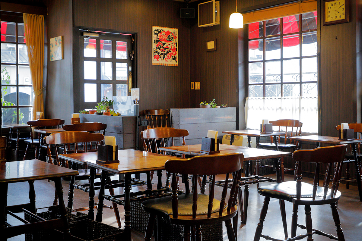 白い壁にシンプルなCOFEEEの文字、ストライプの装テンがキュート。 ⁡ ⁡ 二条城ちかく、角地に建つ昭和43年創業の喫茶チロルへ。