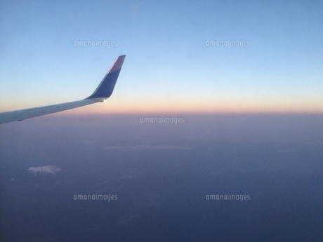 飛行機の窓、空の景色、曇りからの眺め。飛行と旅行のコンセプトです。Premium写真
