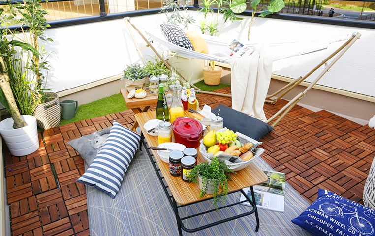 目隠しフェンス、日よけでプライベート空間。ご自宅バルコニーでキャンプ気分 横浜市青葉区 マンションルーフバルコニー ウッドデッキ-ガーデンハーツ株式会社横浜のウッドデッキ専門施工会社