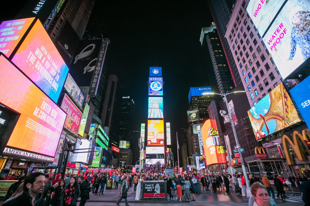 タイムズスクエア Mr.ブレインウォッシュのアート登場！with コロナの今