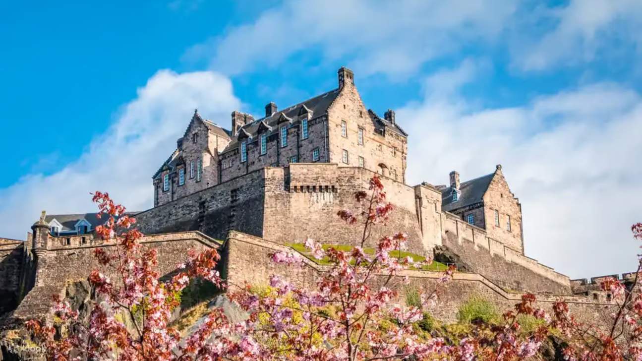 エディンバラの街を見渡すことのできる、エディンバラ城 Edinburgh Castle- トラリブ Travel