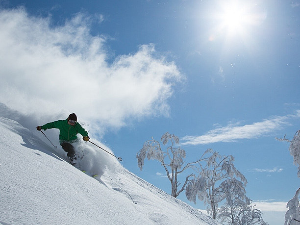 ニセコスキー場の春のスキー場、美しい青空に輝くニセコアンヌプリ山頂、リフト、ゲレンデ外コース写真素材2322409289Shutterstock
