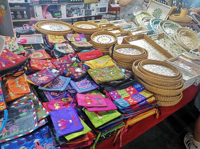 ベトナム ハノイ 夜のトレインストリート＆ナイトマーケット散策ツアー