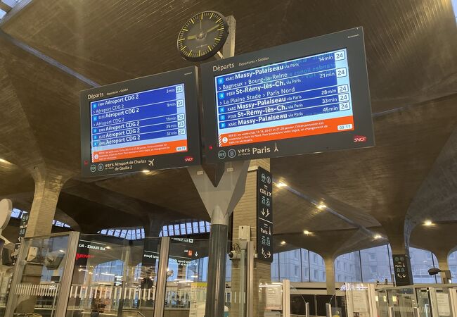 パリ：空港送迎付きプライベートレイオーバーツアーGetYourGuide