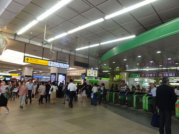 新宿南口セットJR新宿駅 南改札内 ホーム階段ポスターを1社ジャック商品紹介・キャンペーン情報一覧駅ポスター.com 首都圏・関東