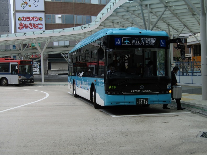 リムジンバス、成田で車両見学体験会 空港専用車両や新デザイン車並ぶ