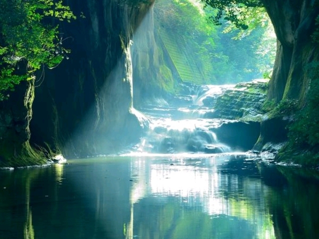 日本の魅力を探そう「清水渓流広場 濃溝の滝・亀岩の洞窟 」 近畿日本ツーリスト