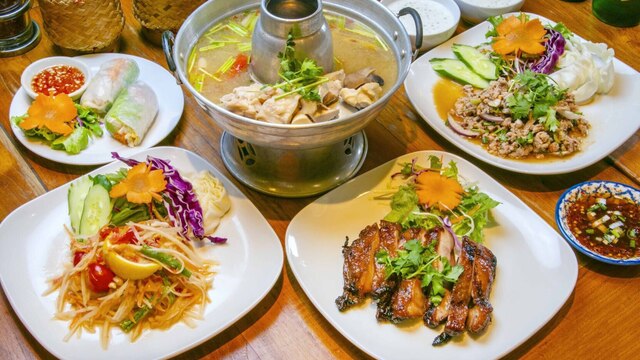 カオサン通りから徒歩圏内のおすすめグルメ・食堂をまとめました！店舗の営業時間、詳しい場所などについてはGoogleMap等でも確認をお願いします。@ri_asiajapan のプロフィールリンクにあるブログ記事でも詳しく紹介しています。 ⁡① コーイー