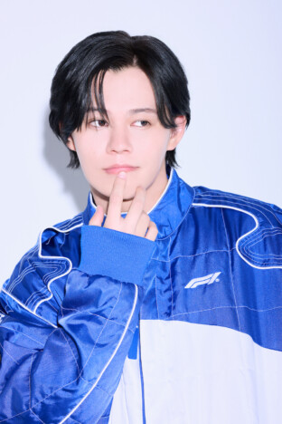 シューイチ放送終わり楽屋にて。いい感じの写真が撮りたい欲が増している。そのうち現場に一眼レフ持って来そうな勢い。今日はVTRにたくさん後輩が出演していた。ジュニアで皆若いが、経験豊富だからか安心して拝見した。 しかし猪狩は襟足長いな