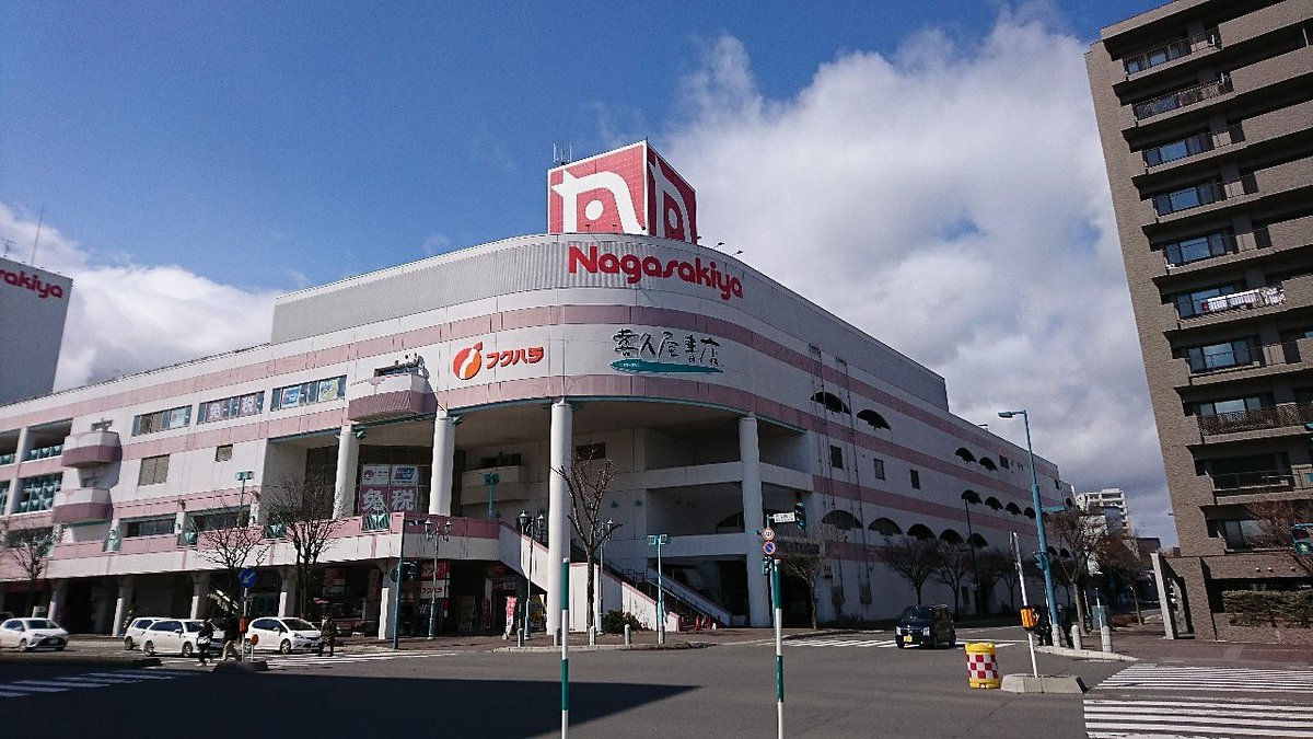 帯広市 閉店後「旧長崎屋 帯広店」現在の様子・建物周辺にはショベル・クローラー等の重機、柵が設置