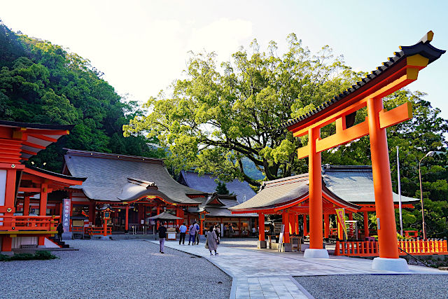 熊野三山を巡る 熊野那智大社 。高さ・水量ともに日本一の那智の滝。季の座からお車で約2時間分スタッフブログ公式 ホテル季の座 伊勢神宮と