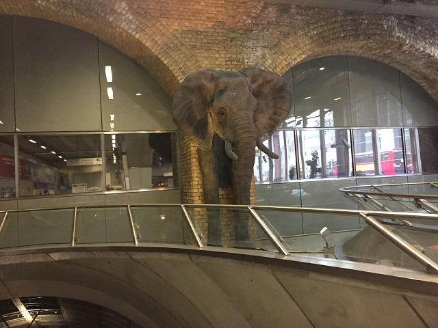 人でにぎわうウォーター・ルー WaterLoo 駅 in ロンドンWakutra