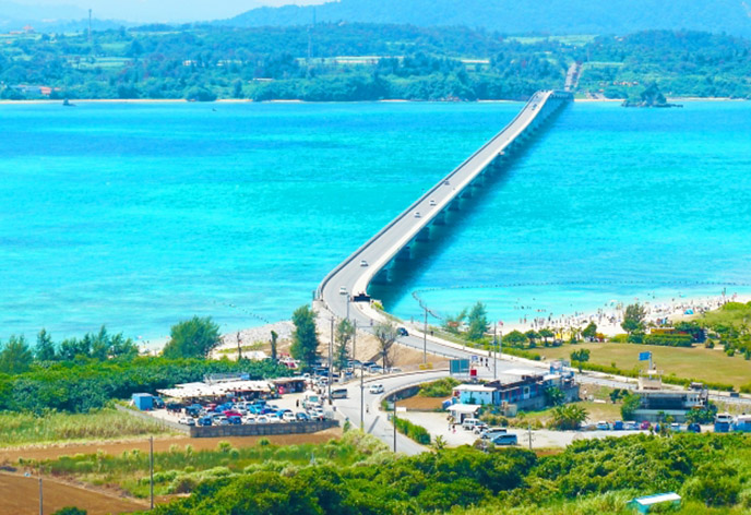 沖縄のパノラマ！古宇利大橋から見える古宇利島の魅力的な風景沖縄現地ツアー・アクティビティ情報サイト「ナツタビ」
