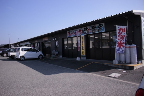 大洗 大洗海鮮市場たくさんの海鮮が並び食べ歩きにもオススメな大洗海鮮市場✨牡蠣小屋を始め海鮮好きにはたまらないお店もたくさんあってワクワクがたまらない😆 この日は天然岩牡蠣、あんこう汁、かに汁を堪能😄天然岩牡蠣はとっても大きくプリッとしていて磯の