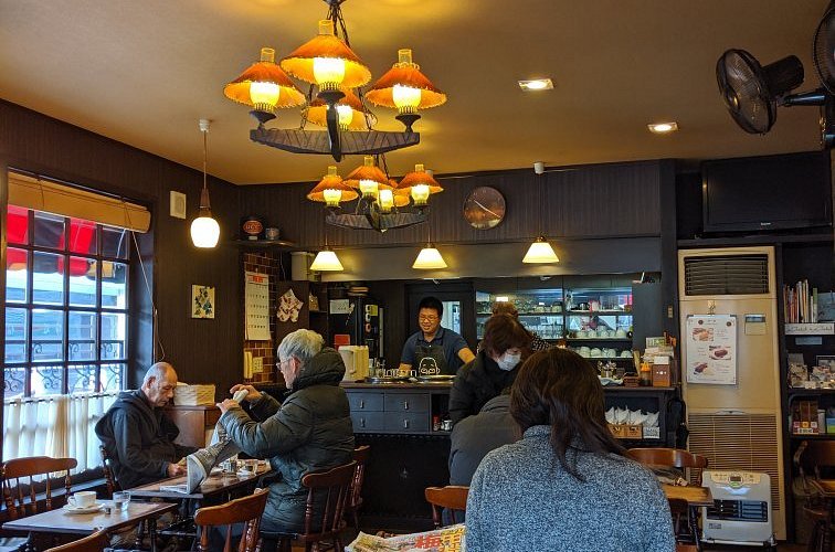 京都ナポリタン 昭和レトロ喫茶店で玉子のせナポリタン！王道ケチャップ味「喫茶チロル」 -