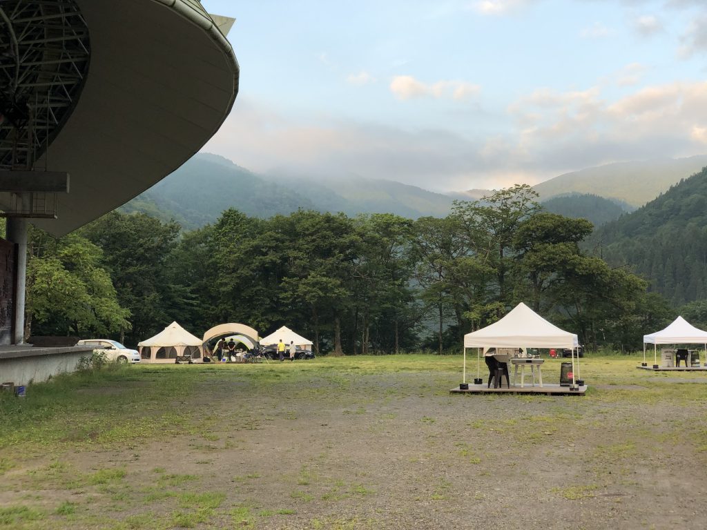 めいほう高原キャンプフィールド 芝サイトで爽やかな高原の風を楽しむJEKKINO.COM