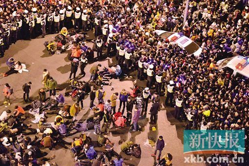 中国上海市の観光地・外灘：中国・上海で転倒事故～３６人が死亡～ 写真特集：時事ドットコム