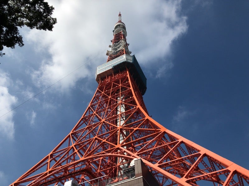 下から見上げる東京タワーの白黒写真 — ストック写真 ©