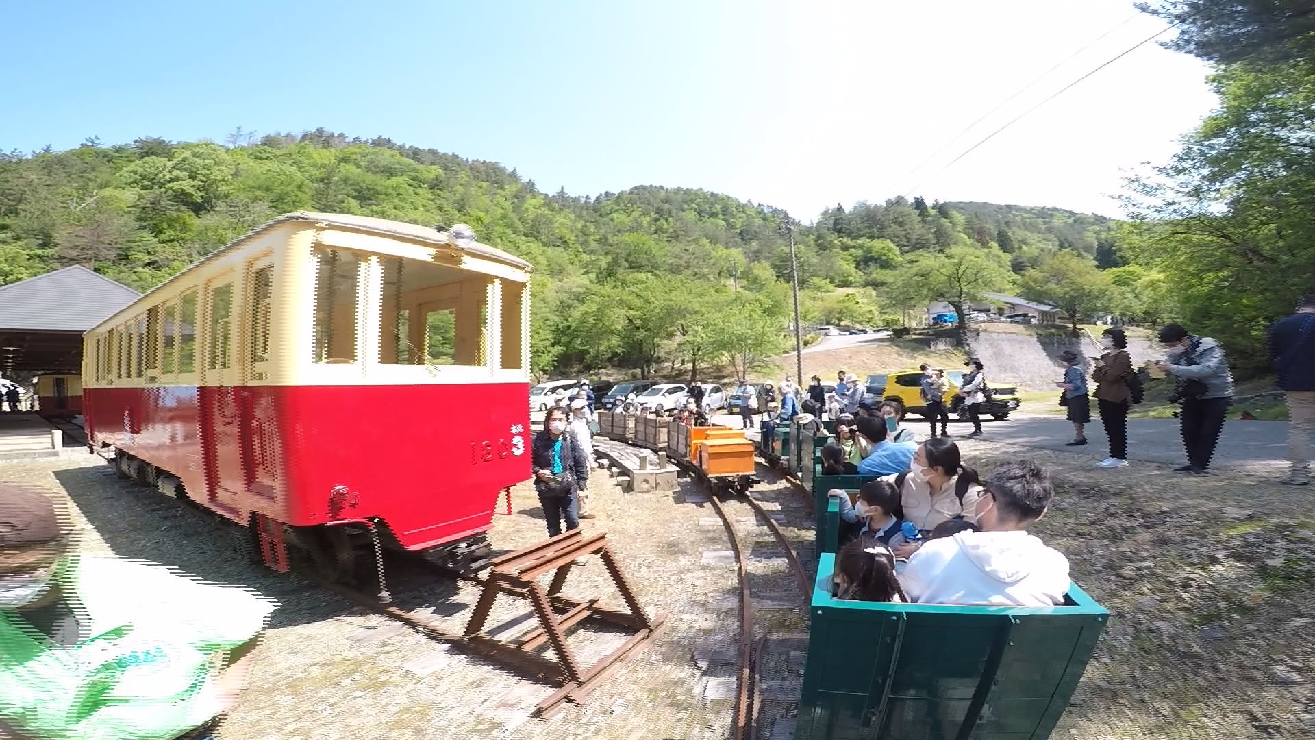 小学生とのお出かけ情報はこちらから👉@rinan_family ＼坑道内をトロッコで走れる尾小屋鉱山は明治12年に横山家が試掘を行ったことに始まるんだって👀 当初の出銅量は少なく経営困難⤵️みんなが諦めていた明治19年、唯一諦めなかった当主横山隆平がついに優良な新鉱脈を発見💡これにより明治〜昭和初期の尾小屋は石川のどこよりも栄華を極めていたんだって✨