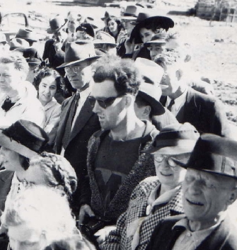 タイムトラベラー実在！？1930年代にスマートフォンを持っている女性がATLAS