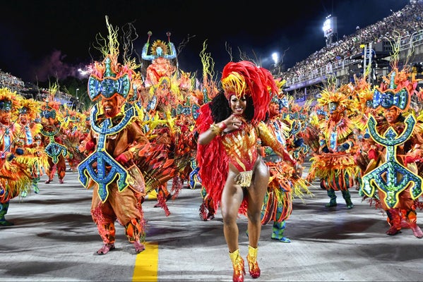 リオでカーニバル開幕 目玉のパレード3日間に -